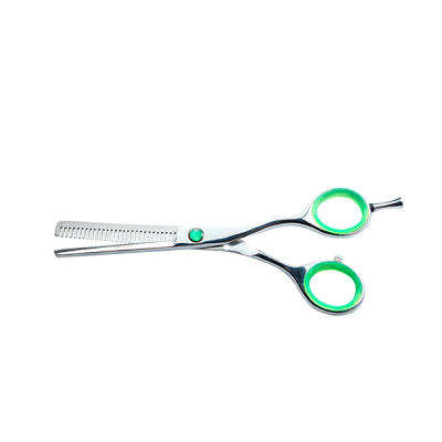 Tesoura de cabelo metálica com pega verde sobre fundo branco