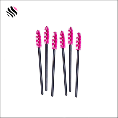 Seis aplicadores de máscara de pestanas com cerdas cor-de-rosa e cabo preto.