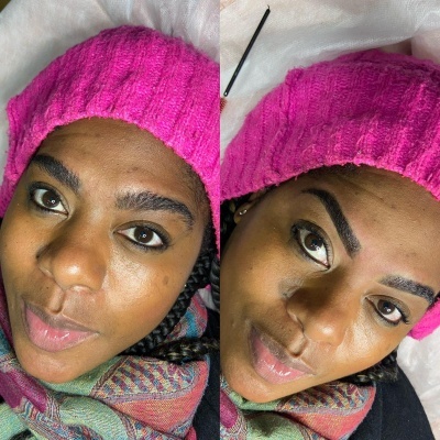 Mulher com gorro rosa e echarpe colorida antes e depois de preencher as sobrancelhas