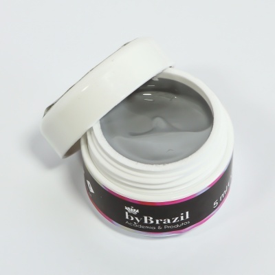 Pote branco aberto com creme cinzento e rótulo preto e rosa