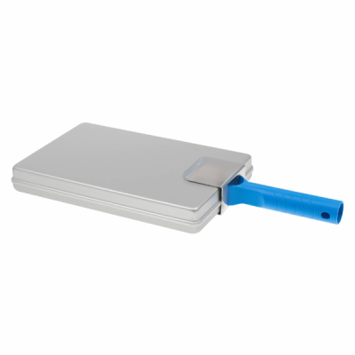 Frigideira retangular de metal com cabo azul