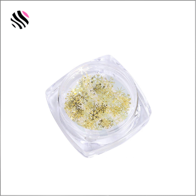 Frasco pequeno com flocos de neve metálicos dourados e prateados