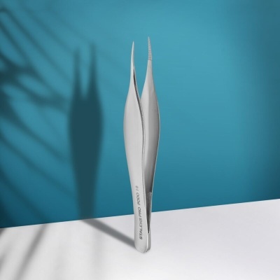 Pinça metálica prateada com ponta fina e texto STAINLESS STEEL 18