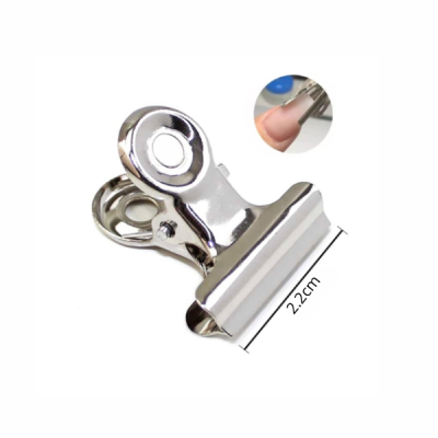 Clipe metálico prateado de 2,2 cm num fundo branco