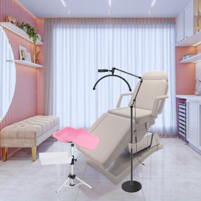 Sala de estética com cadeira reclinável, banco acolchoado e suporte médico ajustável