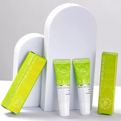 Dois tubos de creme verdes com embalagens verdes em fundo branco