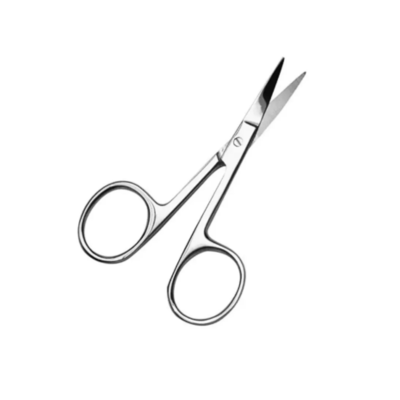 Tesoura pequena metálica sobre fundo branco