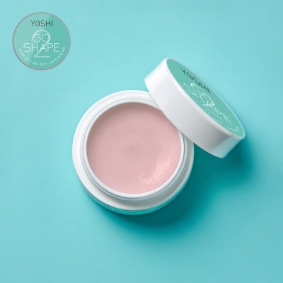 Potinho aberto de gel rosa claro com tampa ao lado sobre fundo azul turquesa