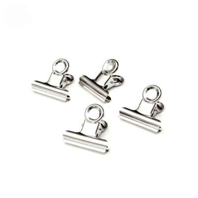 Conjunto de quatro molas de metal prateado sobre fundo branco