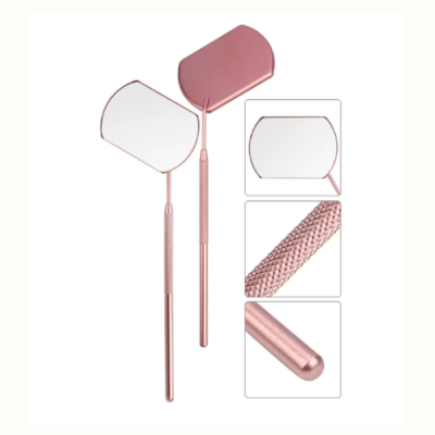 Conjunto de dois espelhos com cabo longo rosa metálico em fundo branco