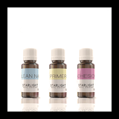 Três frascos pequenos com etiquetas coloridas e tampas brancas