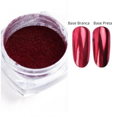 Pó de glitter vermelho metálico e unhas pintadas com base branca e preta