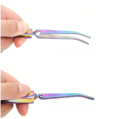 Pinça metálica iridescente com uma extremidade reta e outra inclinada, segurada por uma mão