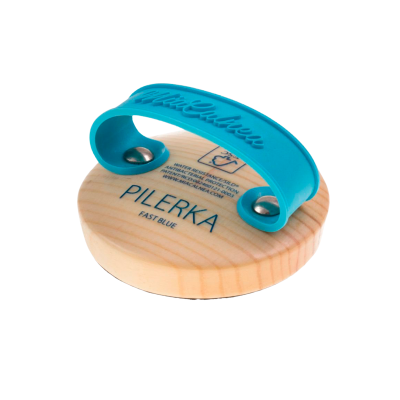 Pote redondo em madeira clara com pega azul e texto impresso.