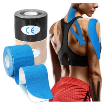 Fitas kinesiology em preto, bege e azul aplicadas no corpo de uma pessoa