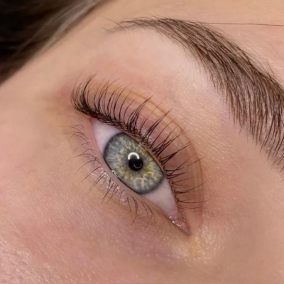 Close-up de olho humano com pestanas longas e curva natural