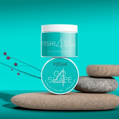 Frascos de gel construtor YOSHI 4 GO SHAPE empilhados sobre pedras com fundo azul turquesa