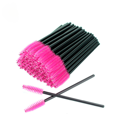 Conjunto de aplicadores de máscara de pestanas com cabo preto e escova rosa empilhados
