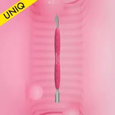 Ferramenta de manicure rosa com duas pontas, texto UNIQ em fundo amarelo