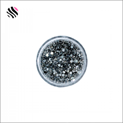 Pote com pedras brilhantes pretas e prateadas