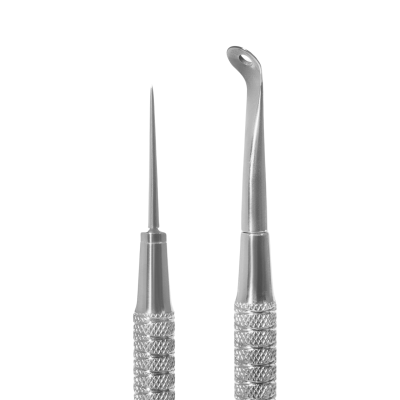 Dois instrumentos metálicos prateados com cabos texturizados sobre fundo branco