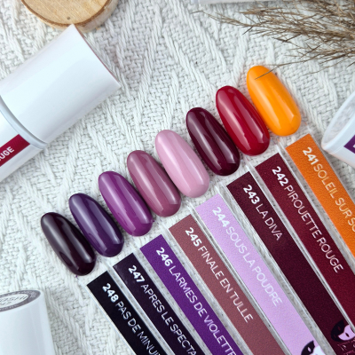 Amostras de verniz de unha em diferentes tons de roxo, vermelho e laranja com etiquetas numeradas.