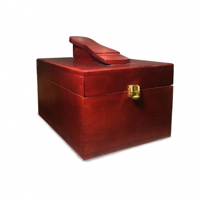 Caixa de madeira vermelha com fecho dourado e alça no topo