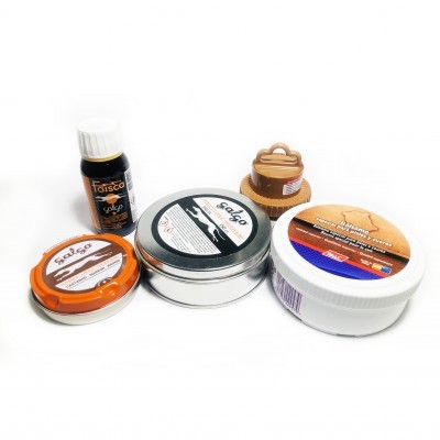 Produtos culinários variados com frascos metálicos e plásticos e acessório decorativo castanho