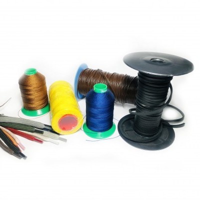 Carretéis e rolos com fio e cordão colorido num fundo branco