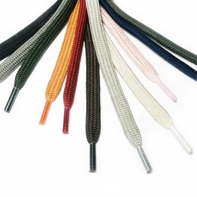 Atacadores de sapato coloridos com pontas metálicas sobre fundo branco