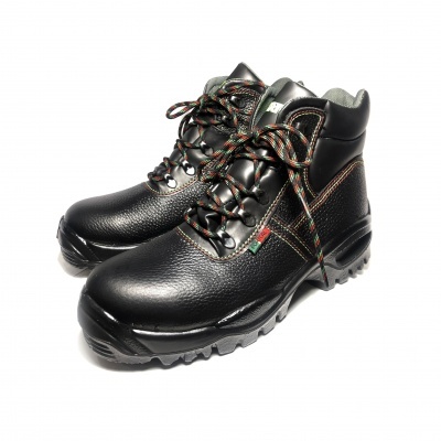 Botas pretas de couro texturizado com atacadores coloridos e solado robusto