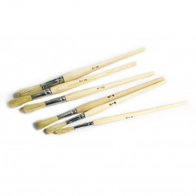 Conjunto de seis pincéis de diferentes tamanhos com cabo em madeira clara e cerdas naturais