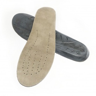 Par de palmilhas ortopédicas bege e pretas sobre fundo branco