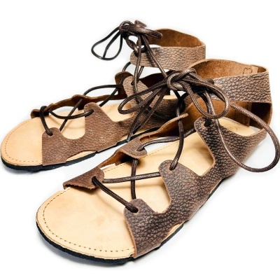 Sandálias de couro castanho com tiras para amarrar