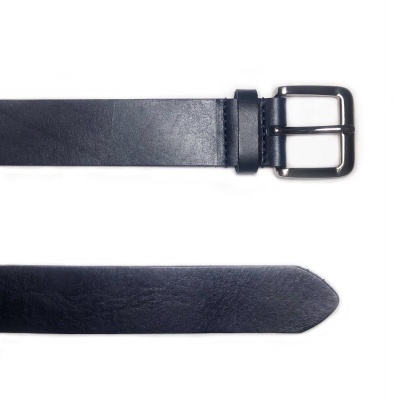 Cinto preto em pele com fivela metálica prateada