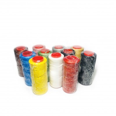 Conjunto de bobinas de linha de costura colorida embaladas