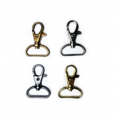 Quatro mosquetões metálicos dourados e prateados para correias