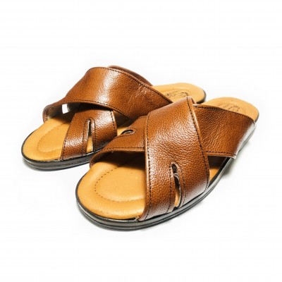 Chinelos de couro castanho com sola preta e palmilha almofadada