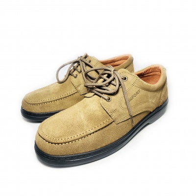 Sapatos baixos bege com sola preta e atacadores castanhos