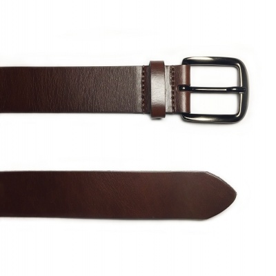 Cinto masculino couro castanho com fivela metálica prateada