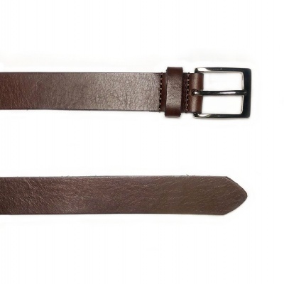 Cinto castanho em pele com fivela prateada
