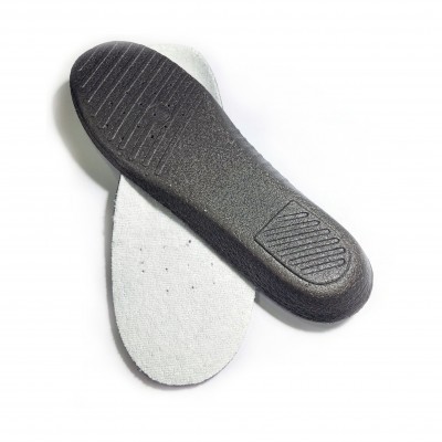 Palmilhas para calçado com superfície branca perfurada e base preta antiderrapante