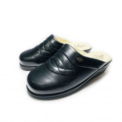 Chinelos pretos de couro sintético com costuras zig-zag e sola preta