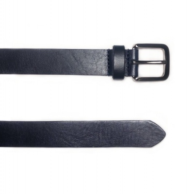 Cinto preto de pele com fivela metálica prateada