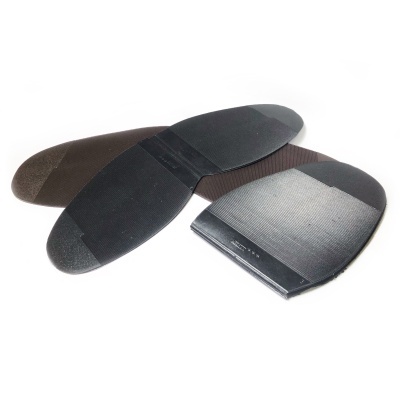 Três palmilhas sintéticas em tons castanho e preto sobre fundo branco