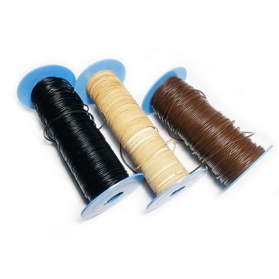 Três bobinas de fio nas cores preto, bege e castanho em cilindros azuis