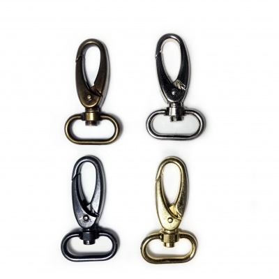 Quatro mosquetões metálicos de várias cores sobre fundo branco