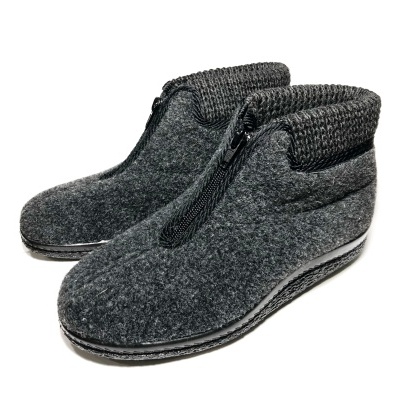 Chinelos tipo botim cinzentos com fecho e sola preta