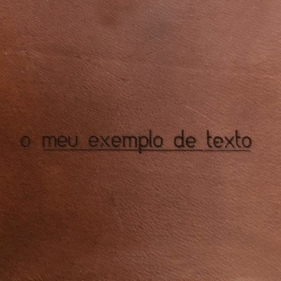 Superfície de couro castanho com texto em negro sublinhado
