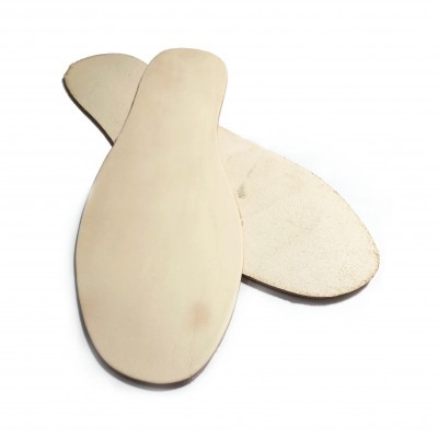 Palmilhas de couro bege claro com textura lisa e áspera